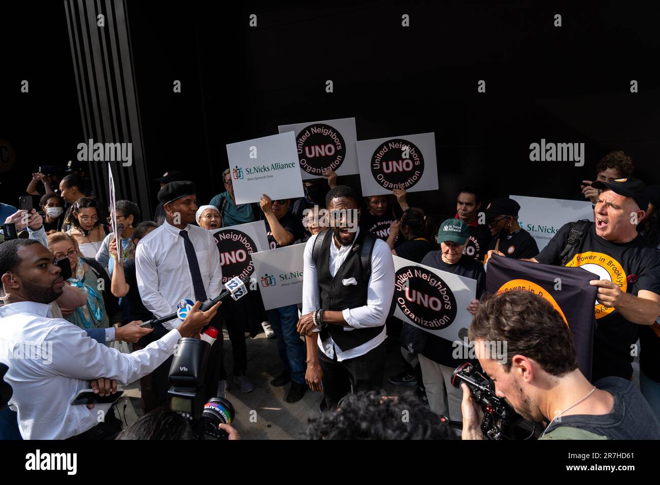 Brooklyn, New York, États-Unis. 15th juin 2023. Le défenseur du public, Jumaane D. Williams, parle en dehors de la réunion du conseil des directives de loyer de NYC à St. Francis College. Banque D'Images