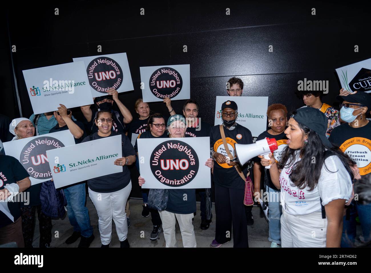 Brooklyn, New York, États-Unis. 15th juin 2023. Les manifestants se rassemblent devant St. Francis College, où le NYC Rent Guidelines Board a tenu une audience sur les augmentations de loyer Banque D'Images