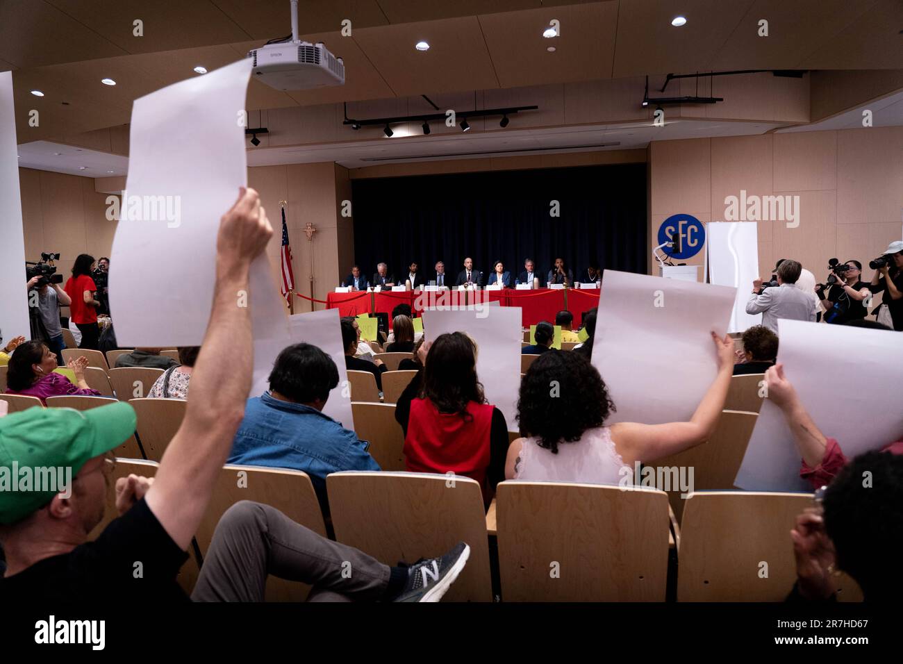 Brooklyn, New York, États-Unis. 15th juin 2023. Les gens se rassemblent en signe de protestation à St. Francis College, le NYC Rent Guidelines Board, tient une audience sur les hausses de loyer. Banque D'Images