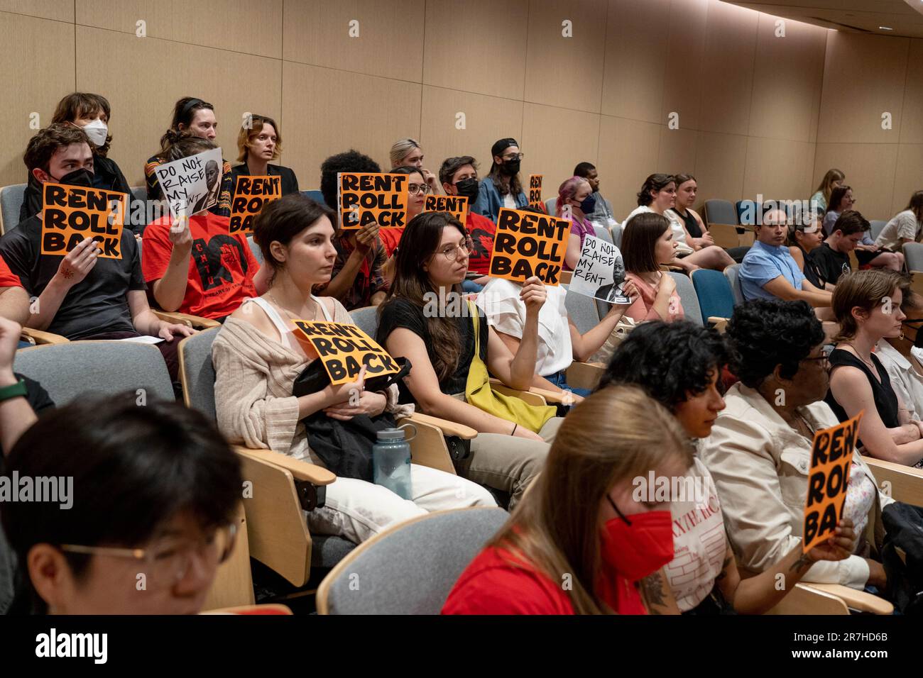 Brooklyn, New York, États-Unis. 15th juin 2023. Les gens se rassemblent en signe de protestation à St. Francis College, le NYC Rent Guidelines Board, tient une audience sur les hausses de loyer. Banque D'Images