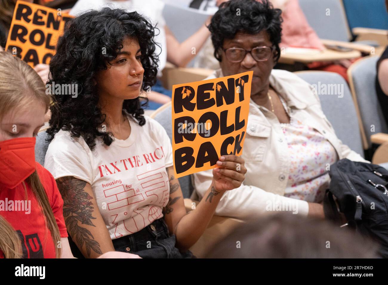 Brooklyn, New York, États-Unis. 15th juin 2023. Les gens se rassemblent en signe de protestation à St. Francis College, le NYC Rent Guidelines Board, tient une audience sur les hausses de loyer. Banque D'Images