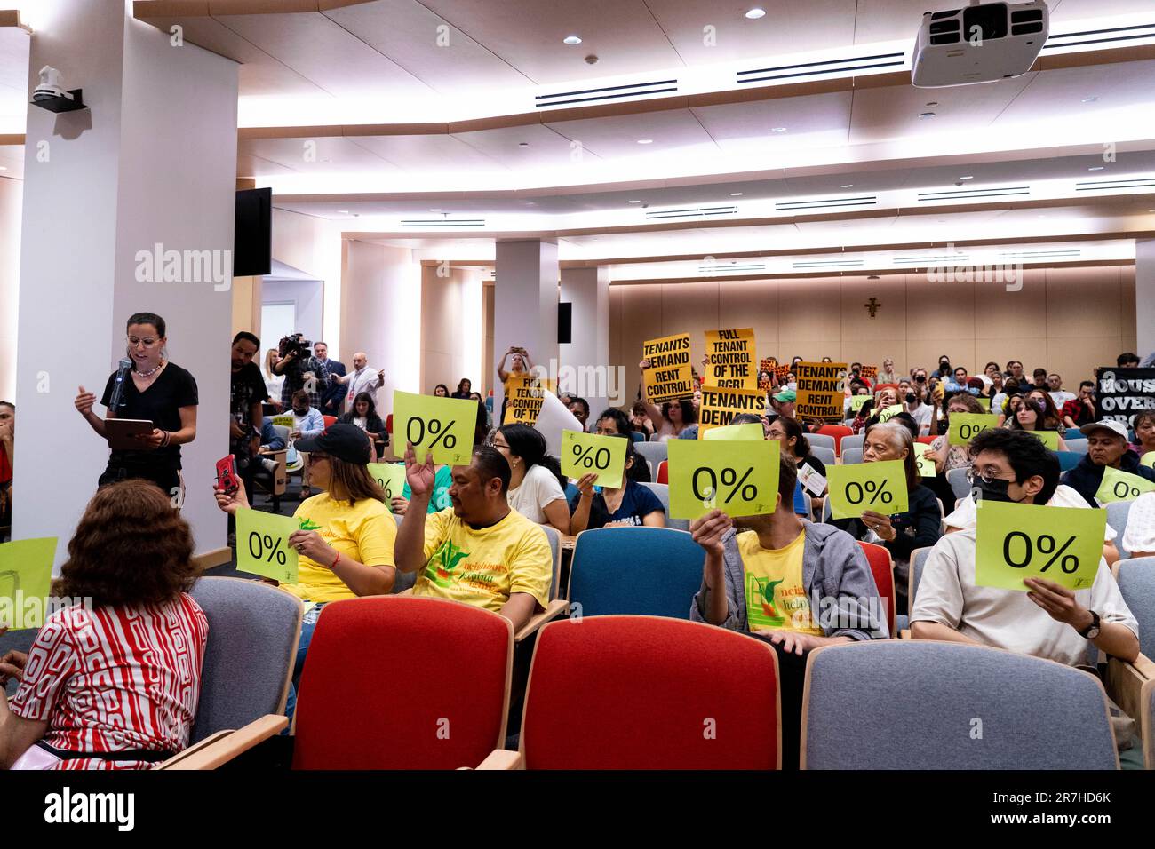 Brooklyn, New York, États-Unis. 15th juin 2023. Les gens se rassemblent en signe de protestation à St. Francis College, le NYC Rent Guidelines Board, tient une audience sur les hausses de loyer. Banque D'Images