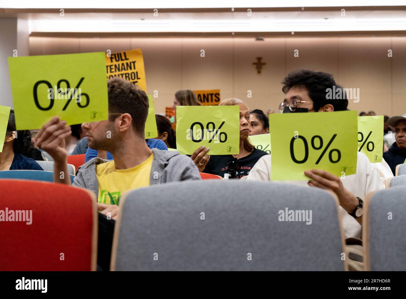 Brooklyn, New York, États-Unis. 15th juin 2023. Les gens se rassemblent en signe de protestation à St. Francis College, le NYC Rent Guidelines Board, tient une audience sur les hausses de loyer. Banque D'Images