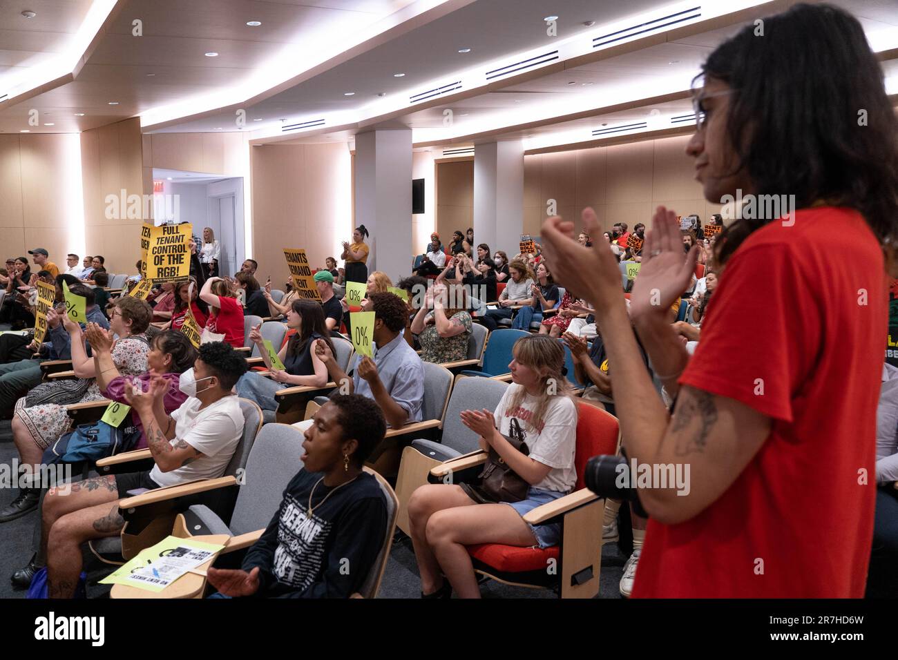 Brooklyn, New York, États-Unis. 15th juin 2023. Les gens se rassemblent en signe de protestation à St. Francis College, le NYC Rent Guidelines Board, tient une audience sur les hausses de loyer. Banque D'Images