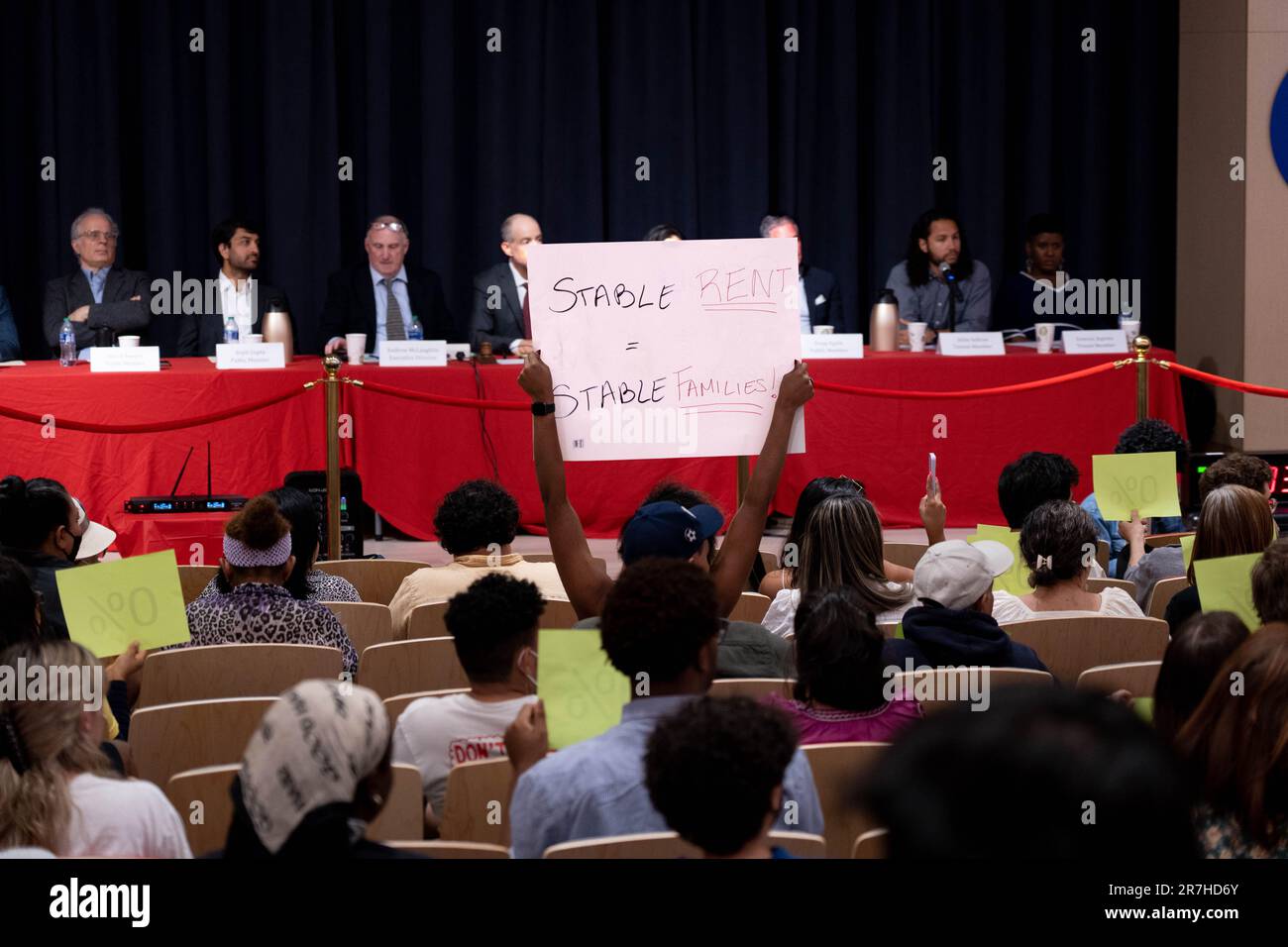 Brooklyn, New York, États-Unis. 15th juin 2023. Les gens se rassemblent en signe de protestation à St. Francis College, le NYC Rent Guidelines Board, tient une audience sur les hausses de loyer. Banque D'Images
