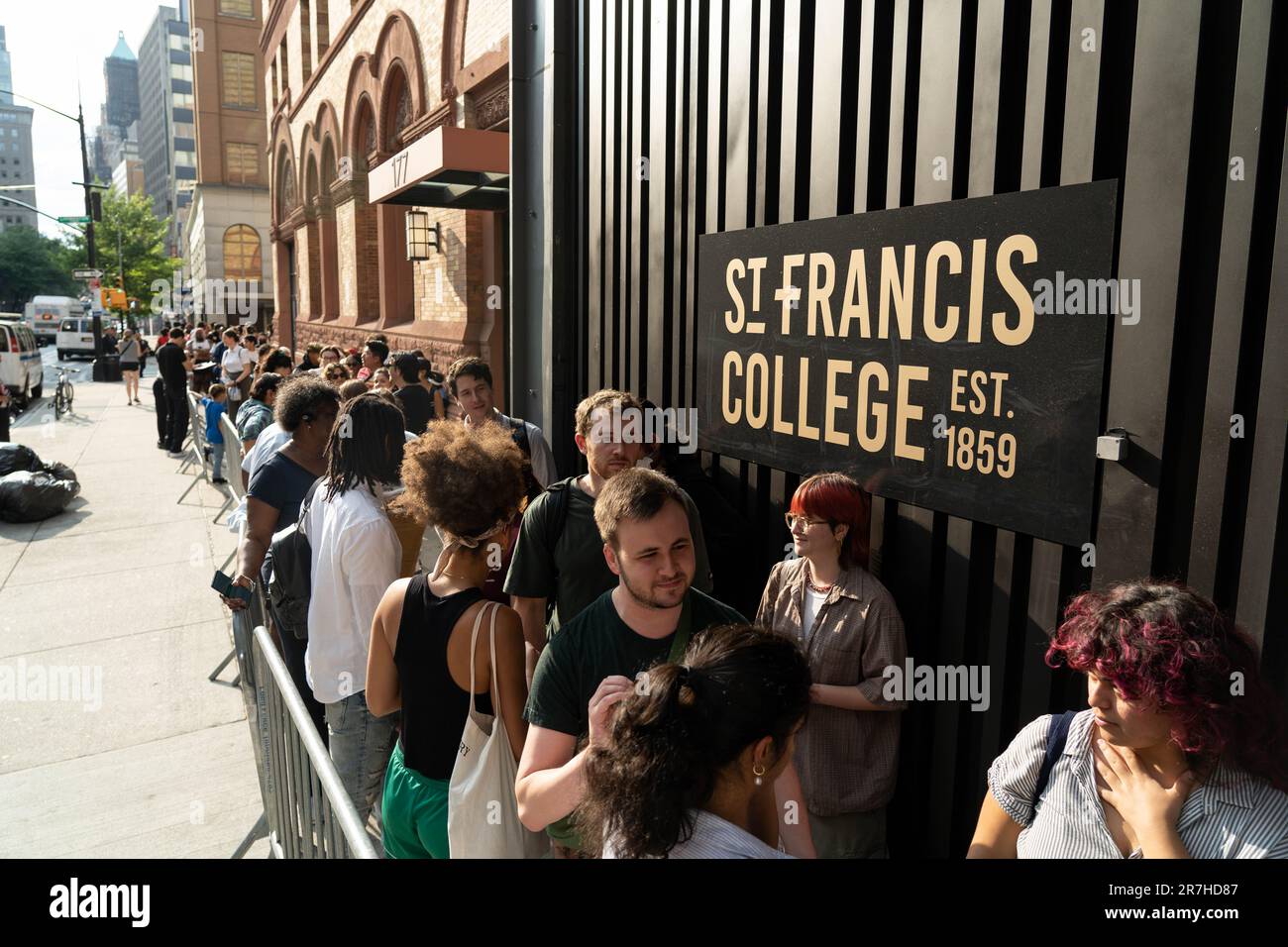 Brooklyn, New York, États-Unis. 15th juin 2023. Les files d'attente font le tour du pâté de maisons avec des membres du public attendant d'entrer dans l'audience du NYC Rent Guidelines Board à St. Francis College sur les augmentations de loyer. Banque D'Images