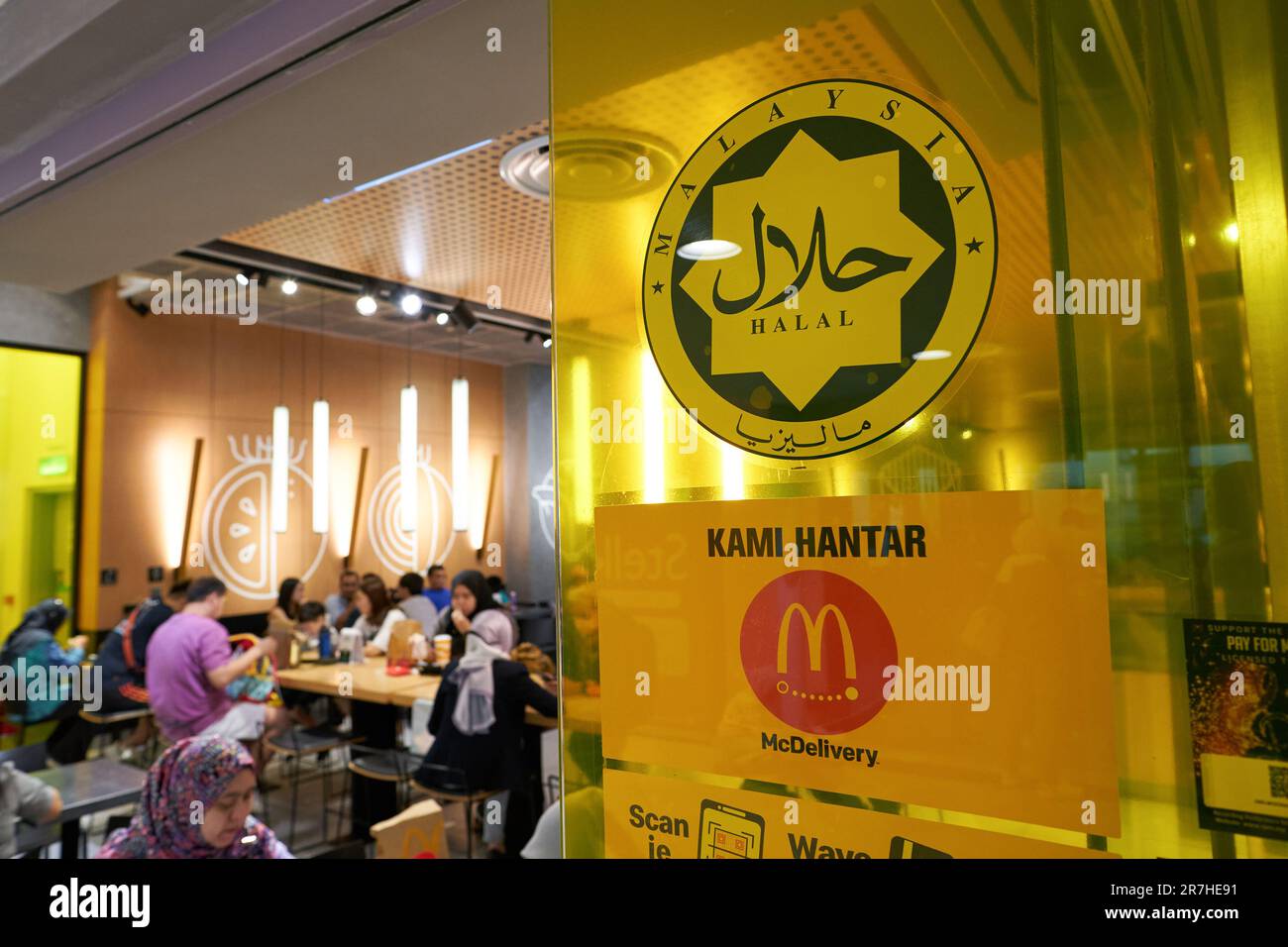 KUALA LUMPUR, MALAISIE - VERS MARS 2023 : signes Halal et les Arches d'or vus dans le centre commercial Suria KLCC de Kuala Lumpur. Banque D'Images