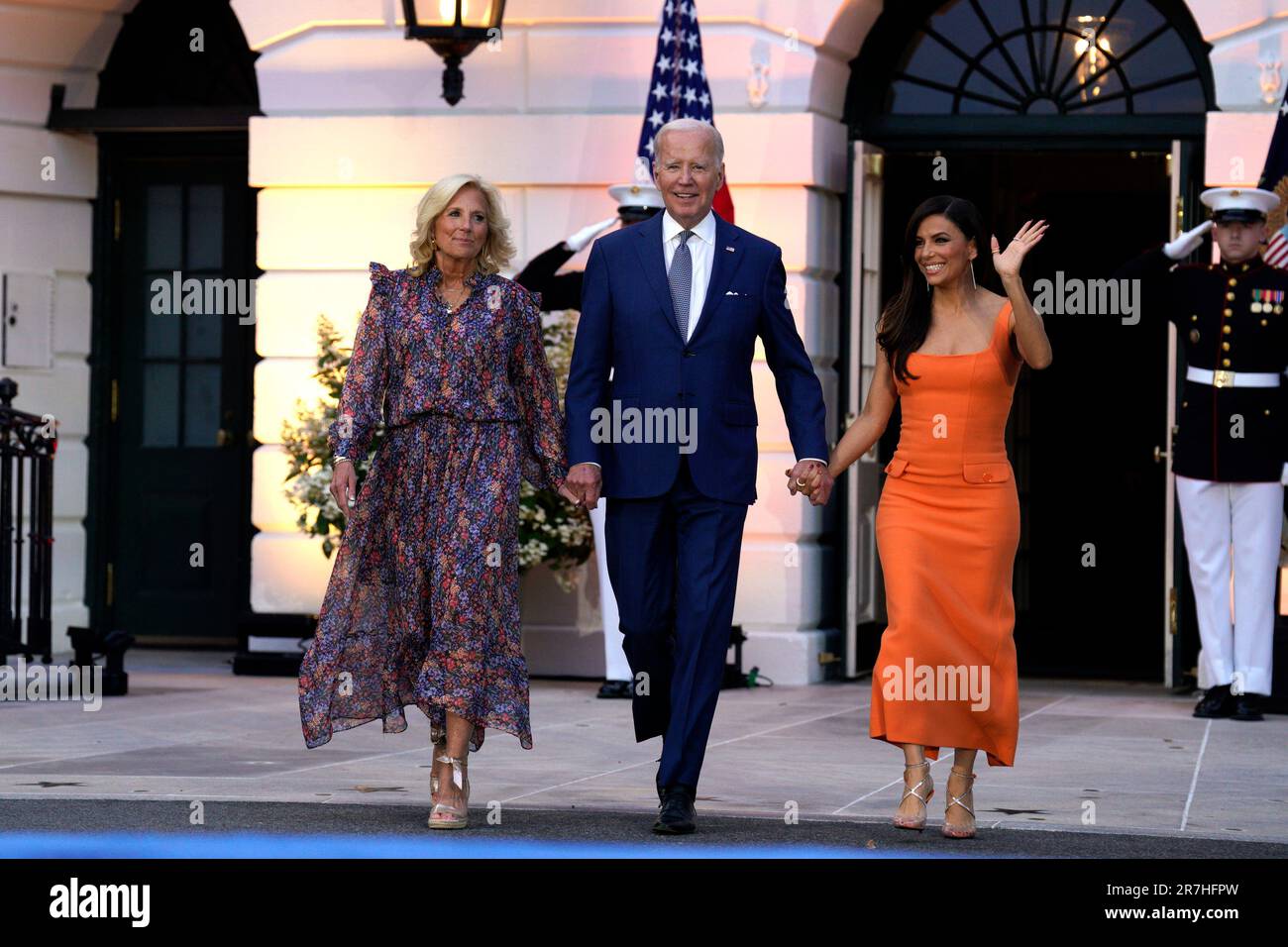 Washington, États-Unis. 15th juin 2023. Le Président Joe Biden (C) arrive avec la réalisatrice Eva Longoria (R) et la première dame Jill Biden à une projection du film 'Flamin' Hot' sur la pelouse sud de la Maison Blanche à Washington jeudi, 15 juin 2023. Photo par Yuri Gripas/UPI crédit: UPI/Alay Live News Banque D'Images