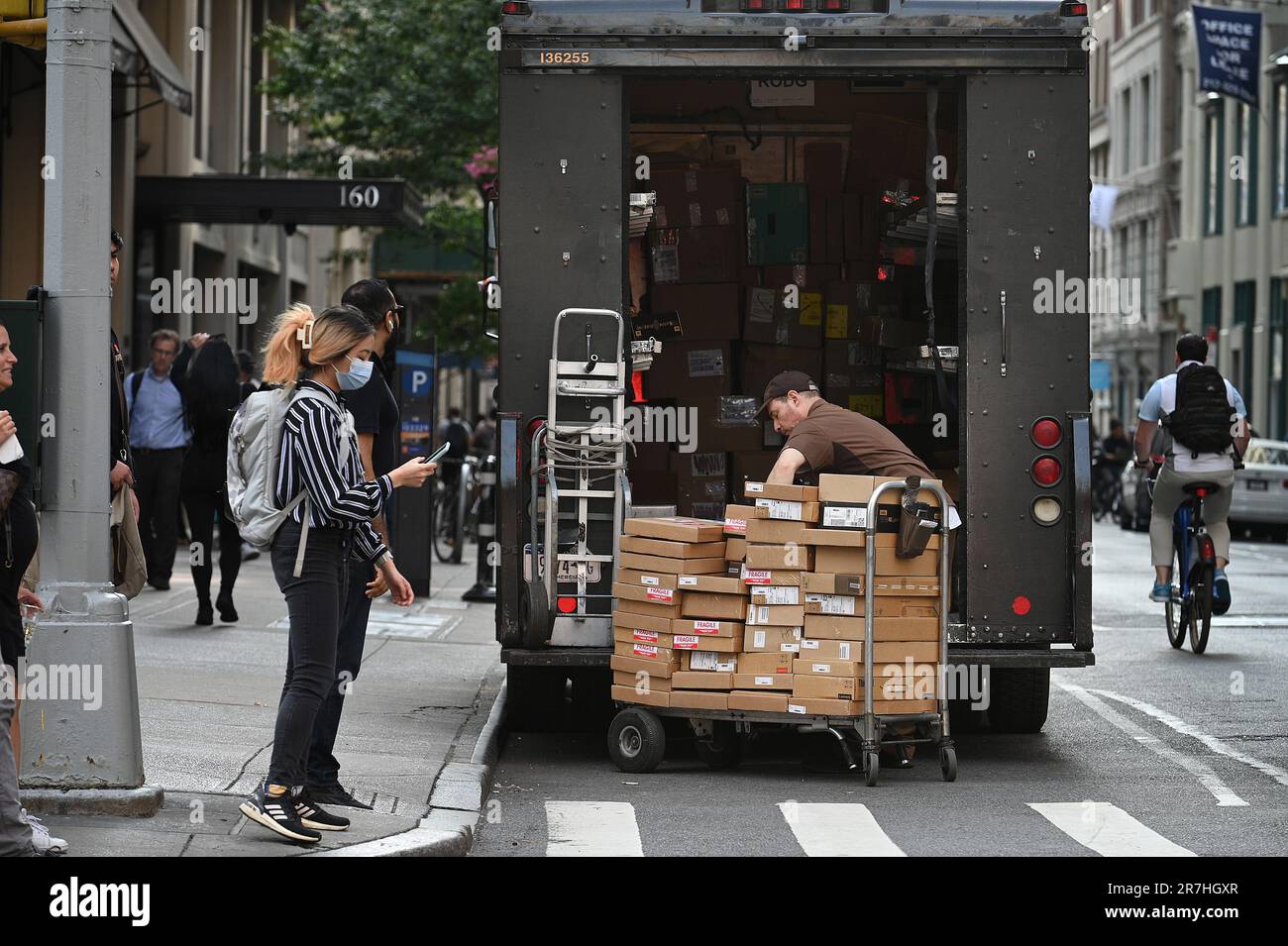 New York, États-Unis. 15th juin 2023. Un conducteur de livraison UPS en uniforme à manches courtes charge son camion dans le quartier de Flat Iron à New York, NY, 15 juin 2023. Un accord provisoire a été conclu entre Teamsters Union et UPS pour installer des systèmes de climatisation dans ses camions de livraison juste à temps avant l'arrivée des températures estivales. (Photo par Anthony Behar/Sipa USA) crédit: SIPA USA/Alay Live News Banque D'Images