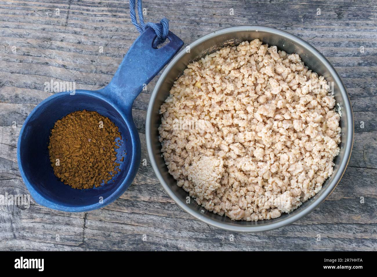 Repas fait maison avec de la viande séchée, du riz, des arachides et du café. Vue de dessus. Banque D'Images