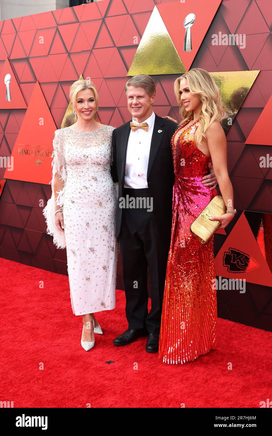 Kansas City, États-Unis. 15th juin 2023. Clark Hunt, propriétaire des chefs de Kansas City, son épouse Ava Hunt et sa fille Gracie Hunt se promeunaient sur le tapis rouge lors de la cérémonie de l'anneau des chefs de Kansas City qui s'est tenue à Union Station à Kansas City, Mo, sur 15 juin 2023. Les Chiefs ont remporté le Super Bowl LVII en battant les Philadelphia Eagles 38-35. (Photo de Gary Rohman/Sipa USA) Credit: SIPA USA/Alay Live News Banque D'Images