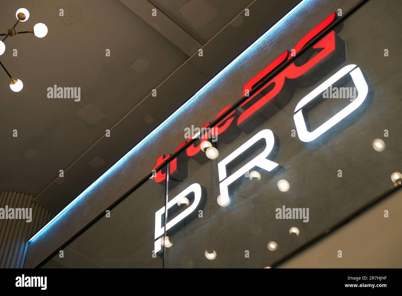 BANGKOK, THAÏLANDE - VERS AVRIL 2023 : panneau True 5G visible au centre commercial Siam Discovery. Banque D'Images