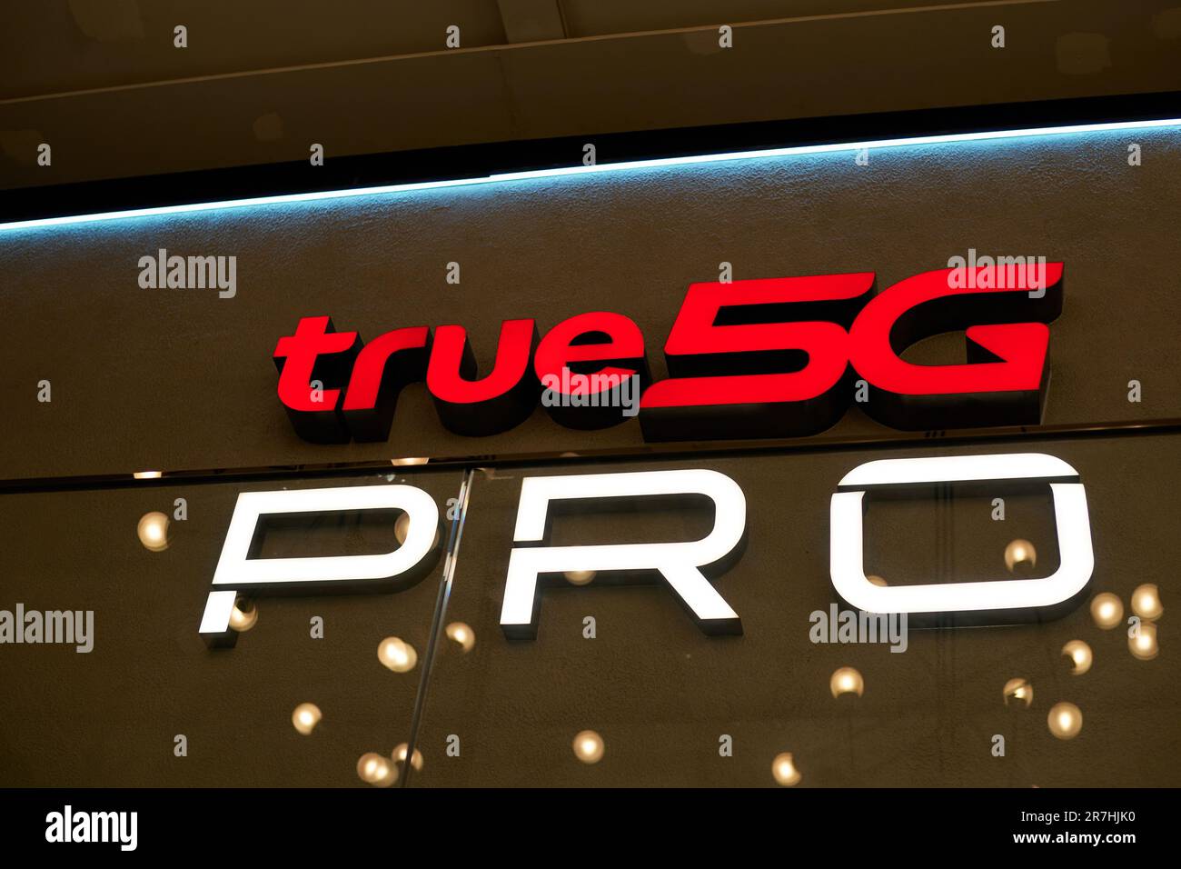 BANGKOK, THAÏLANDE - VERS AVRIL 2023 : panneau True 5G visible au centre commercial Siam Discovery. Banque D'Images