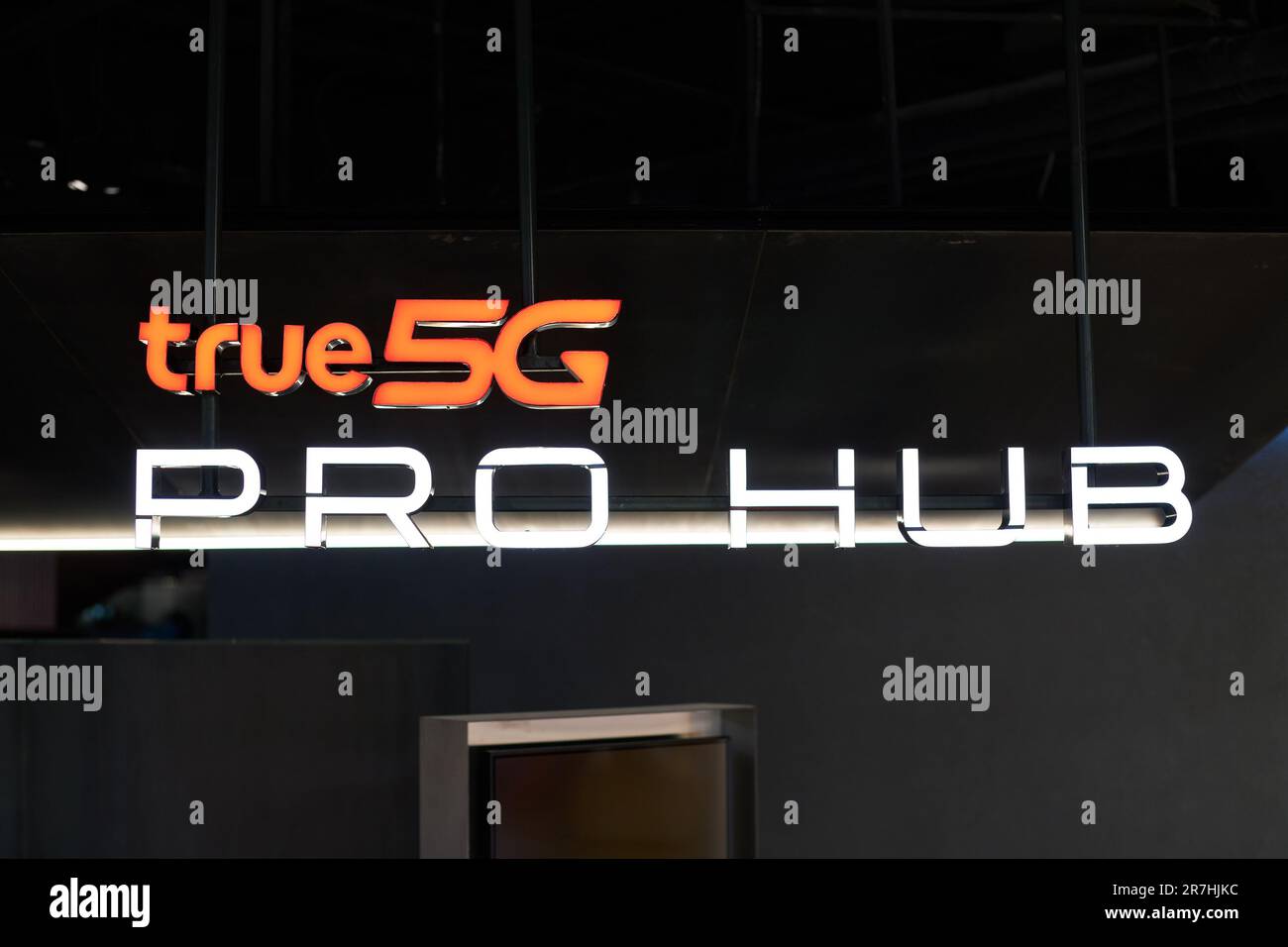BANGKOK, THAÏLANDE - VERS AVRIL 2023 : panneau True 5G visible au centre commercial Siam Discovery. Banque D'Images