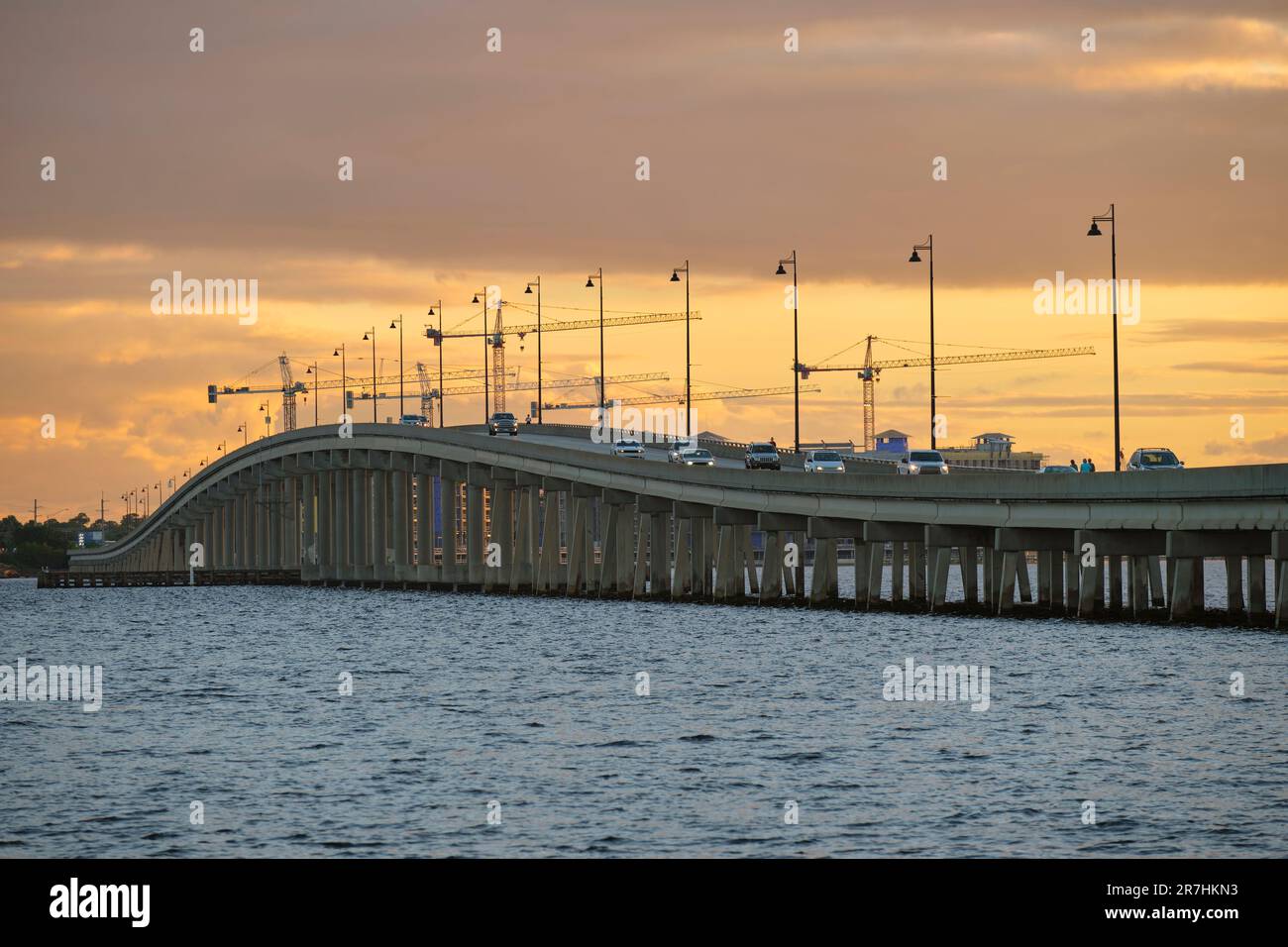 Pont Barron collier et pont Gilchrist en Floride avec circulation en mouvement. Infrastructure de transport dans le comté de Charlotte reliant Punta Gorda Banque D'Images