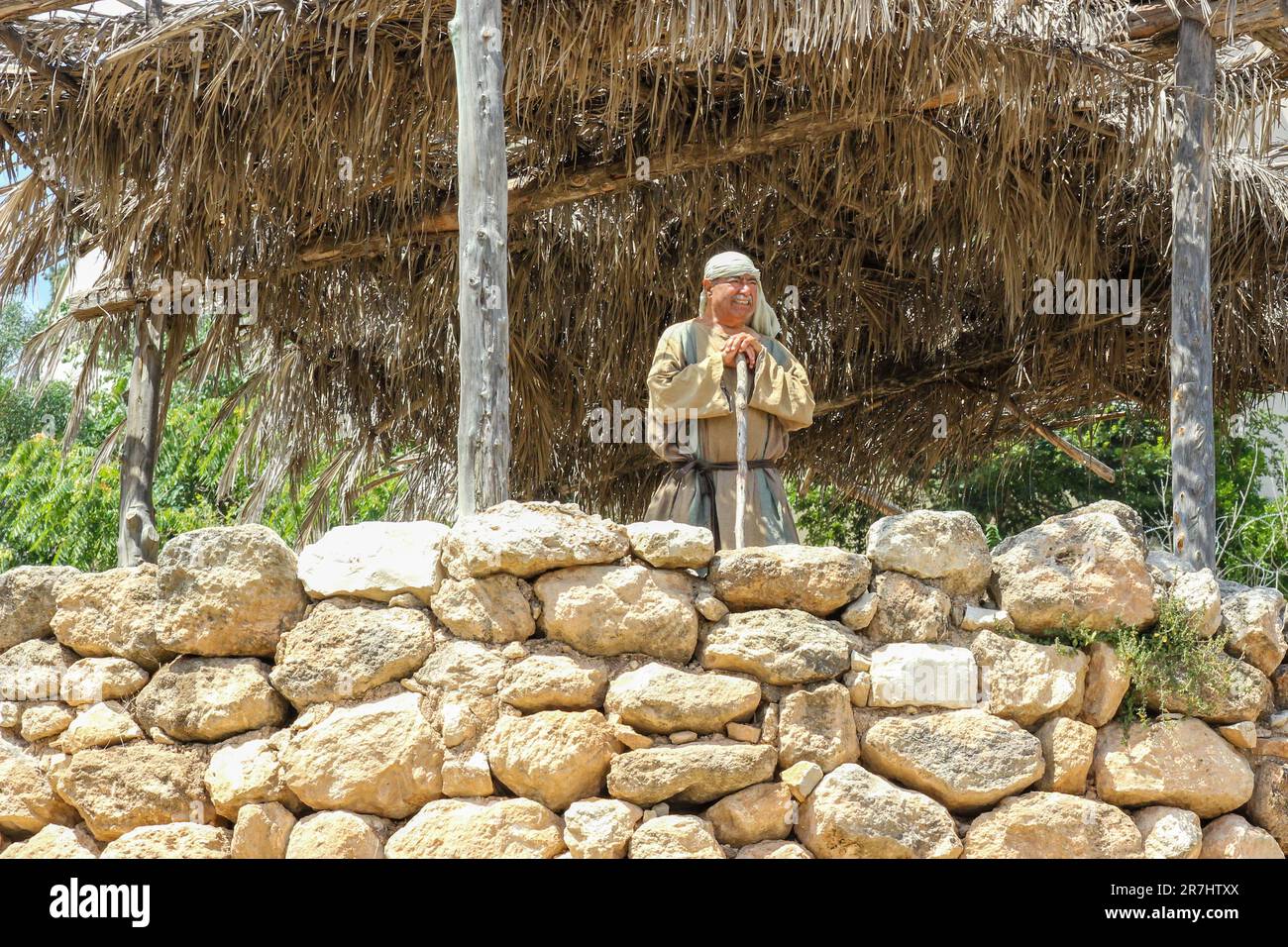 Un acteur dépeint un gardien en regardant depuis la tour de guet au-dessus des vignobles du musée en plein air du village de Nazareth à Nazareth, en Israël. Banque D'Images