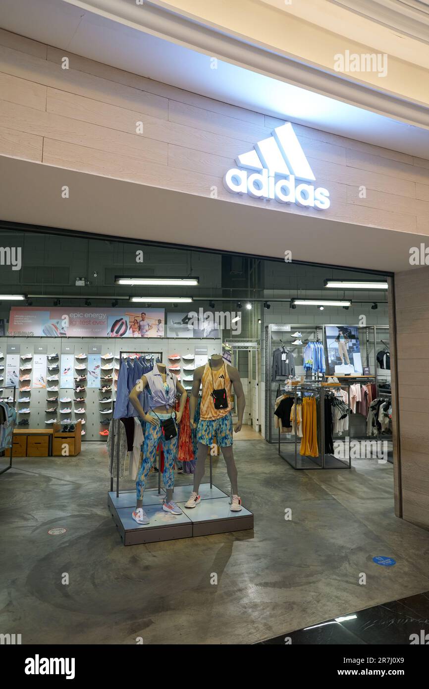 Adidas store 2023 Banque de photographies et d'images à haute résolution -  Alamy