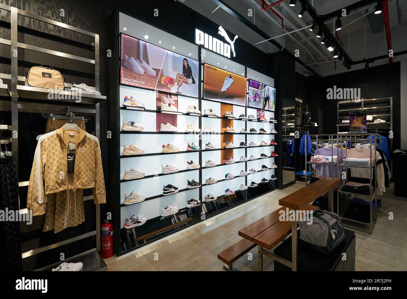 Puma shop modern interior Banque de photographies et d images a haute resolution Alamy