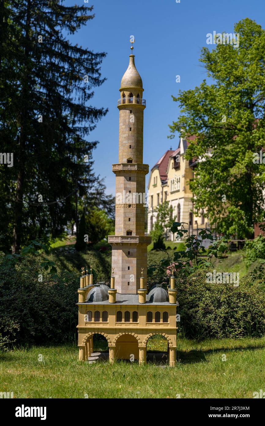 Marianske Lazne, République Tchèque - 29 mai 2023: Parc miniature Bohemium - miniature de Minaret - une tour d'observation dans le parc du château de Lednice Banque D'Images