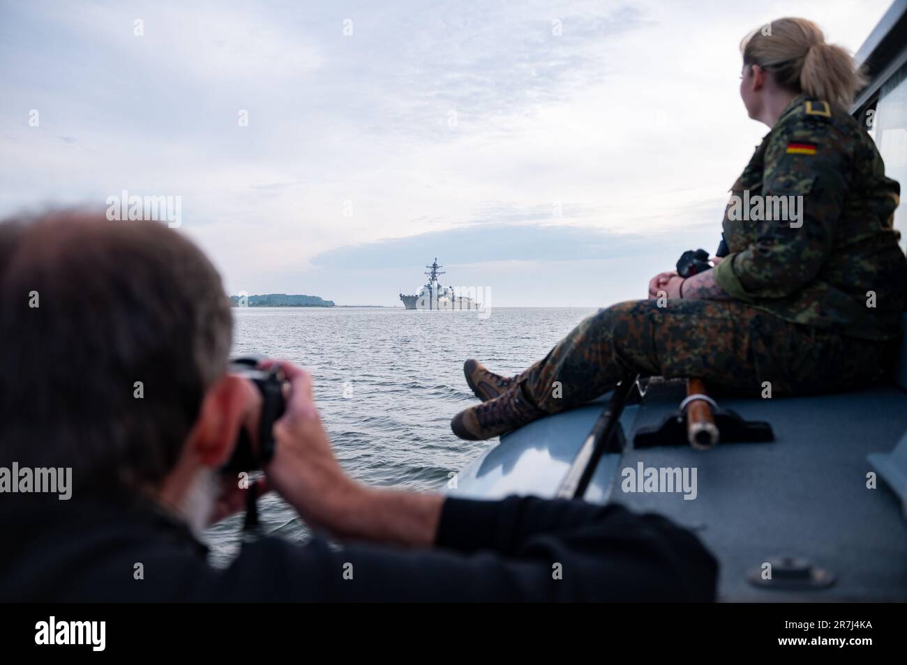 Kiel, Allemagne. 16th juin 2023. Les photographes documentent l'entrée du destroyer américain USS Paul Ignatius (DDG-117) dans le fjord de Kiel. La manœuvre traditionnelle 'Baltops' dans la mer Baltique se termine vendredi matin à Kiel. L'objectif de l'exercice, qui a commencé à 4 juin, était de sécuriser les voies maritimes ouvertes dans la mer Baltique, a indiqué la Marine. Credit: Jonas Walzberg/dpa/Alay Live News Banque D'Images