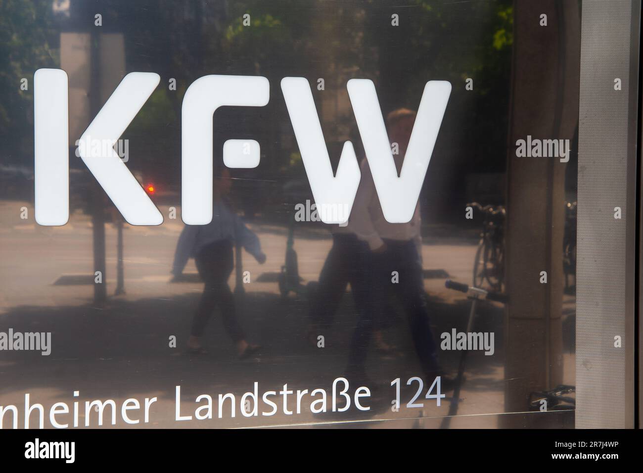 Logo de KfW (Kreditanstalt für Wiederaufbau) dans Bockenheimer Landstraße à Francfort-sur-le-main (14 juin 2023) Banque D'Images