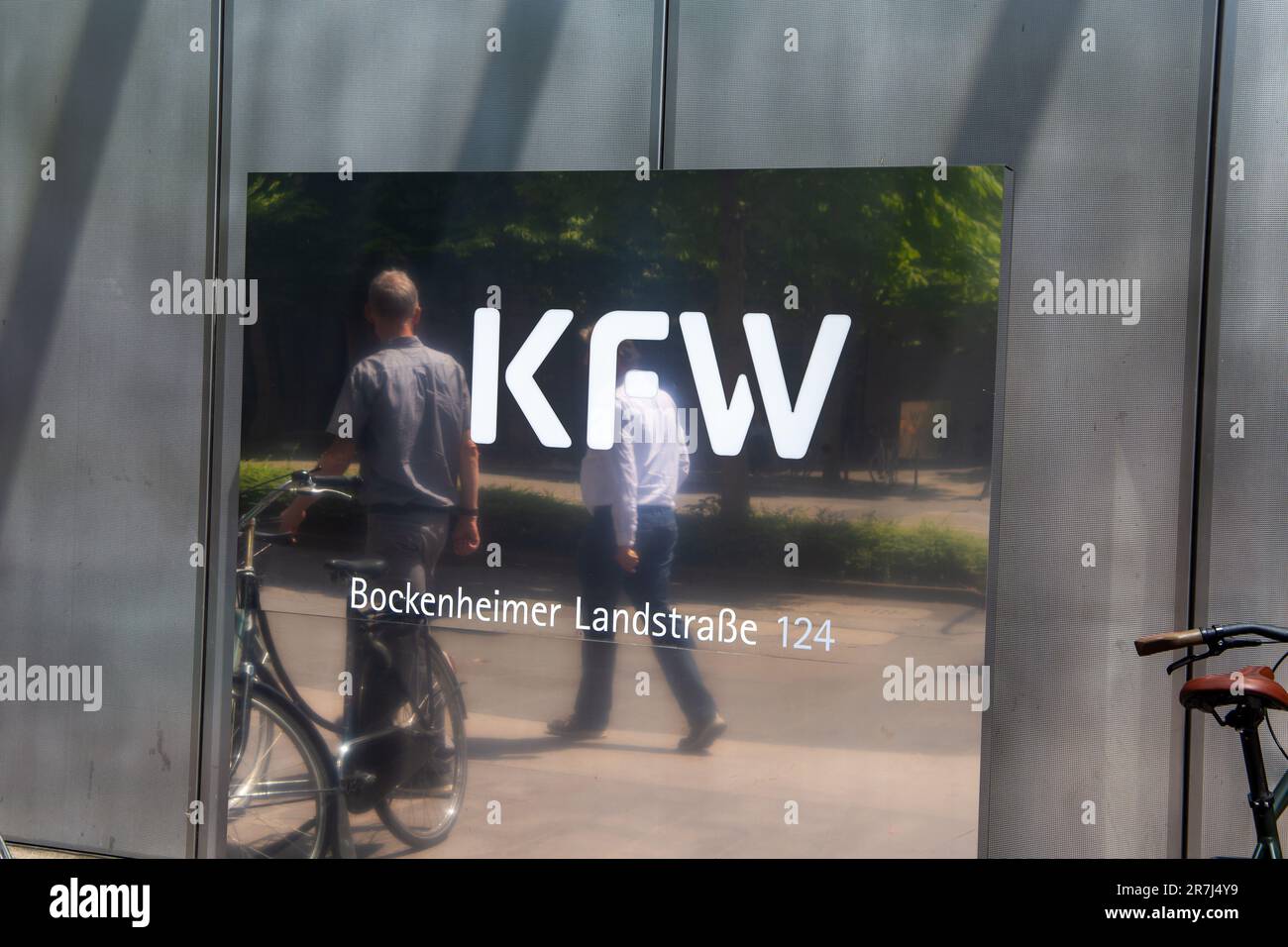 Logo de KfW (Kreditanstalt für Wiederaufbau) dans Bockenheimer Landstraße à Francfort-sur-le-main (14 juin 2023) Banque D'Images