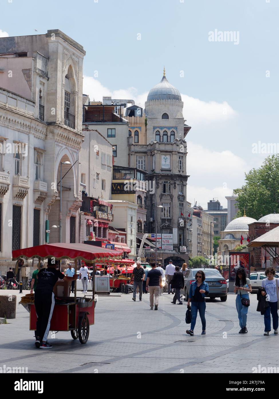 Rue à Istanbul dans le quartier de Fatih avec des touristes et un chariot distributeur rouge Banque D'Images