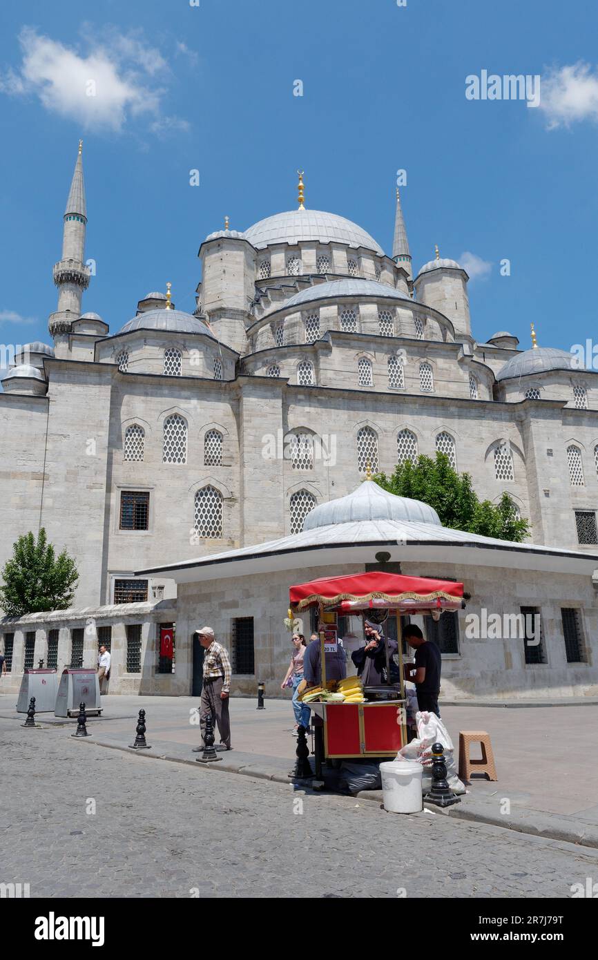 Chariot rouge devant la mosquée Yeni Cami dans le quartier Fatih d'Istanbul, Turquie Banque D'Images