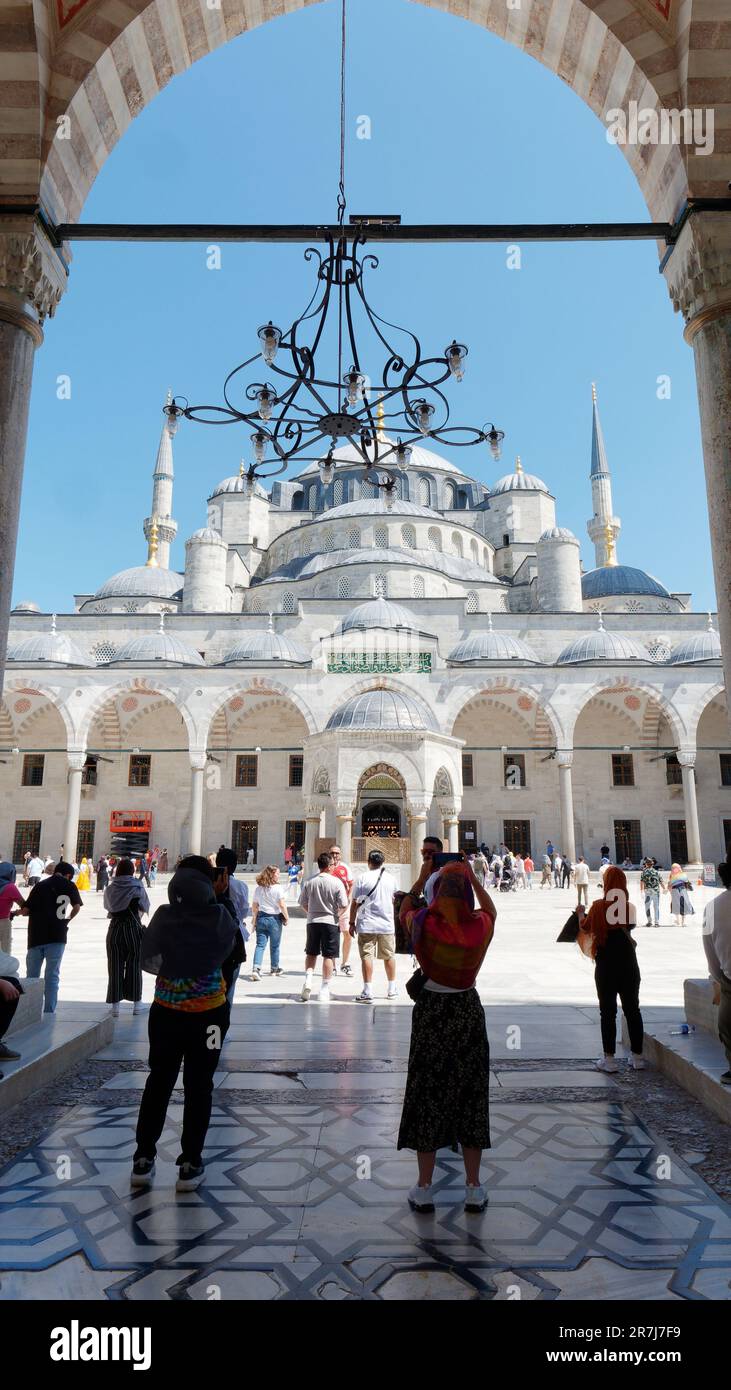 Touristes à l'entrée de la mosquée Sultan Ahmed alias Mosquée Bleue à Istanbul, Turquie Banque D'Images