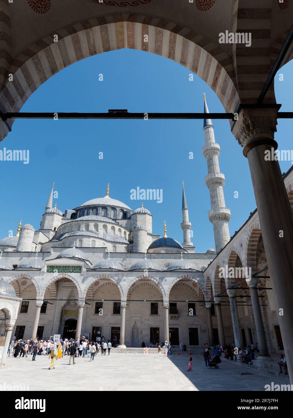 Sahn ou Cour de la mosquée du Sultan Ahmed alias Mosquée Bleue à Istanbul, Turquie Banque D'Images