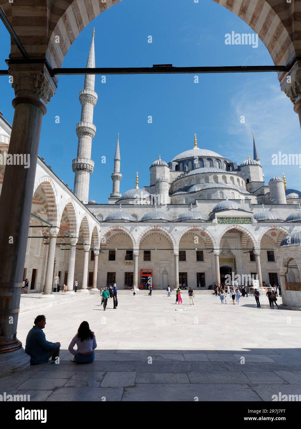 Sahn ou Cour de la mosquée du Sultan Ahmed alias Mosquée Bleue à Istanbul, Turquie Banque D'Images