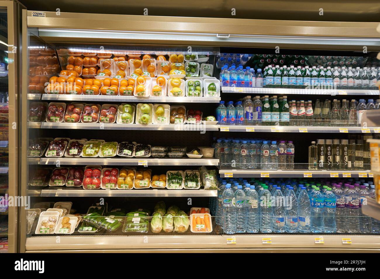 DOHA, QATAR - VERS MARS 2023 : divers produits alimentaires présentés ...