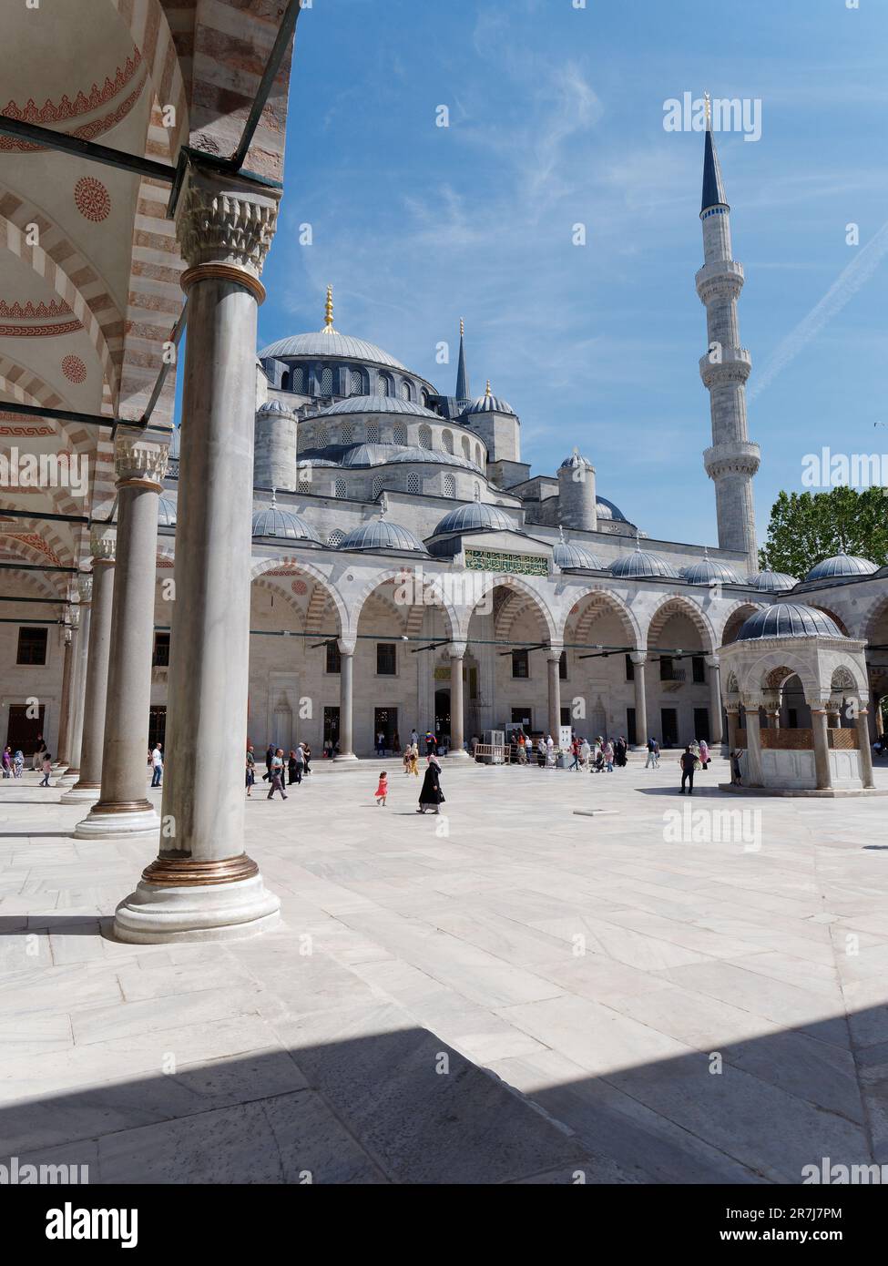 Sahn ou Cour de la mosquée du Sultan Ahmed alias Mosquée Bleue à Istanbul, Turquie Banque D'Images
