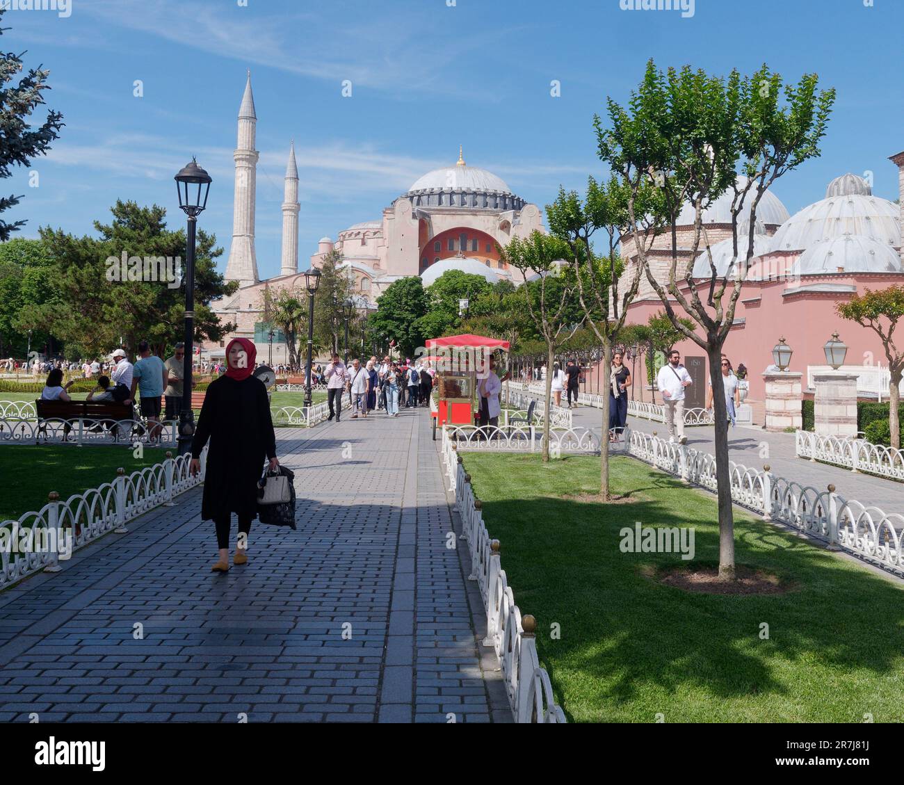 Une femme musulmane en foulard marche devant la mosquée Sainte-Sophie, Istanbul, Turquie Banque D'Images
