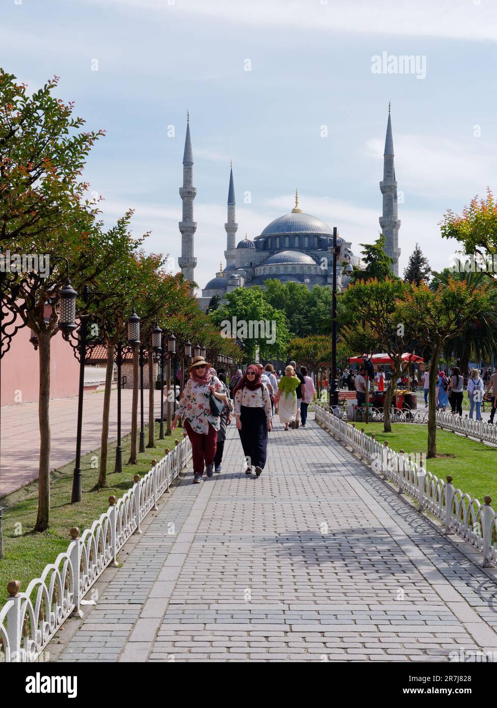 Chemin et jardins devant la mosquée du Sultan Ahmed alias Mosquée Bleue à Istanbul, Turquie Banque D'Images