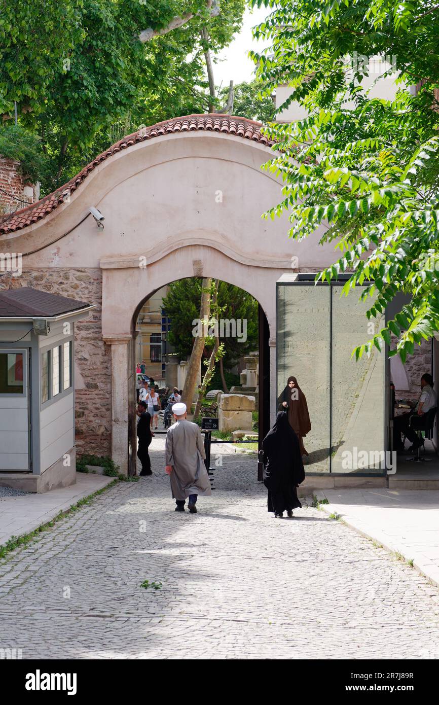 Musulman mand et femme marchent vers l'une des sorties dans le complexe du palais de Topkapi. Banque D'Images