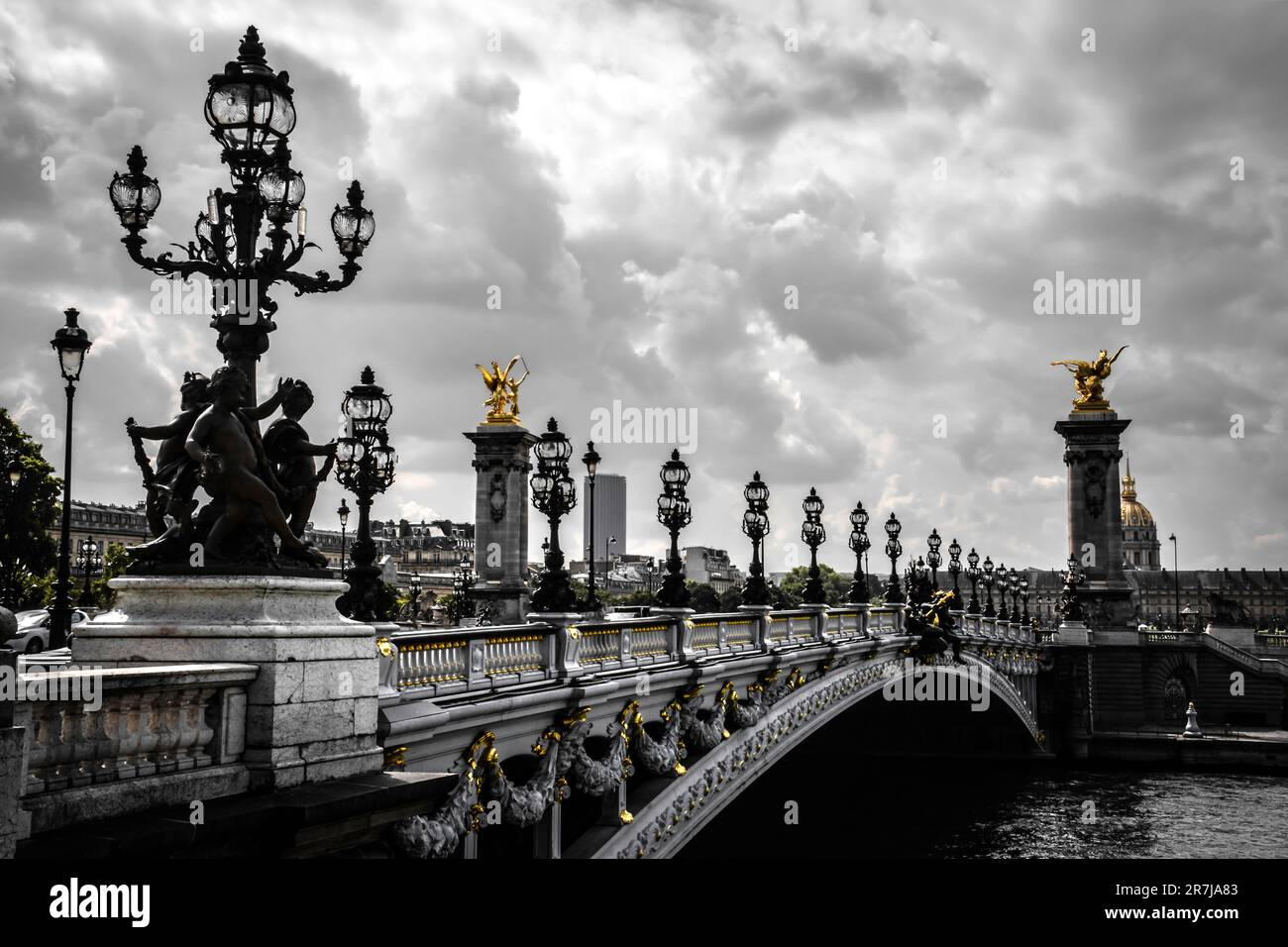 Pont Alexandre III ornements d'or en couleur sélective - Paris, France Banque D'Images