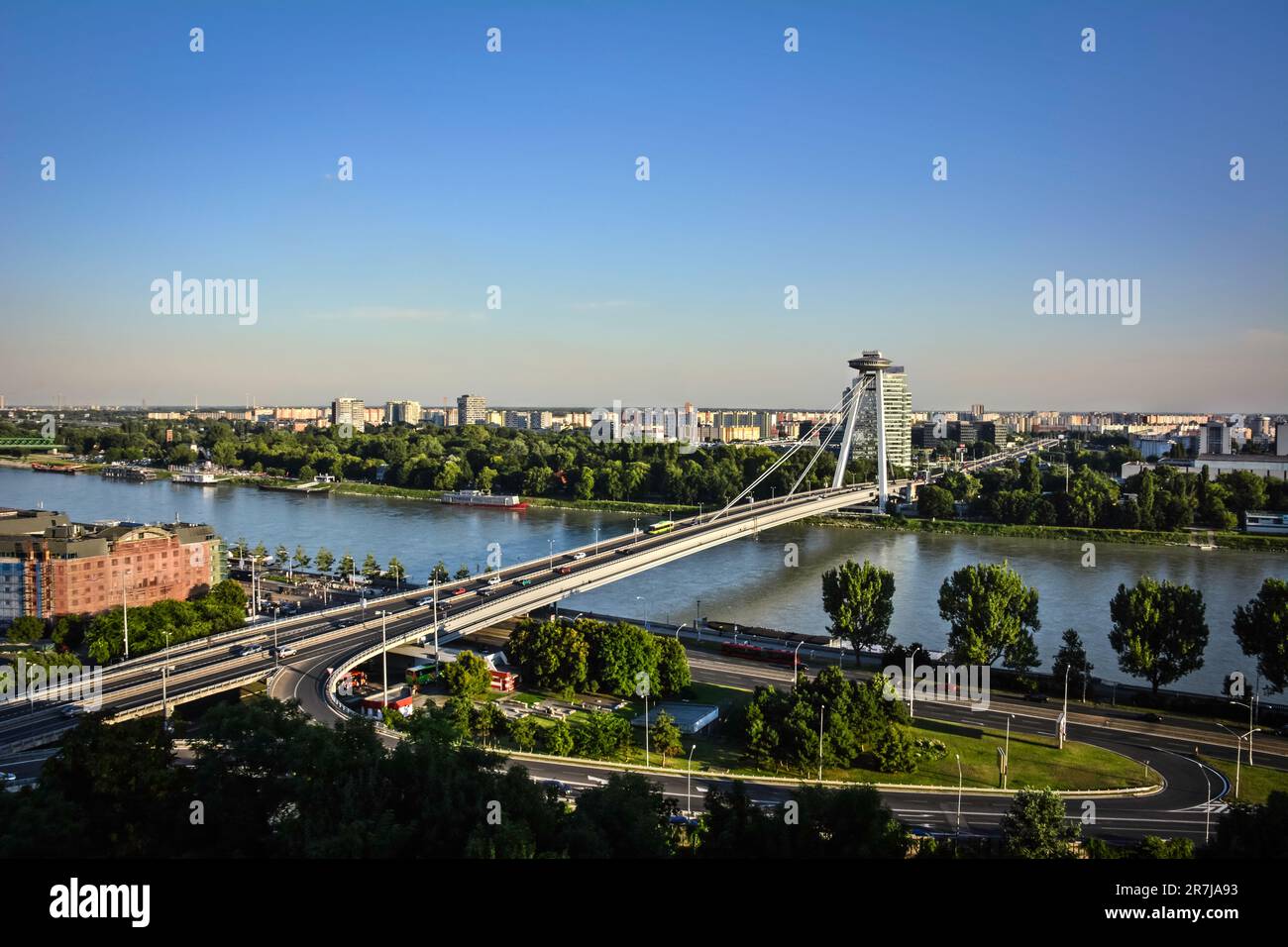 Le pont OVNI de Bratislava vu du Château - Slovaquie Banque D'Images