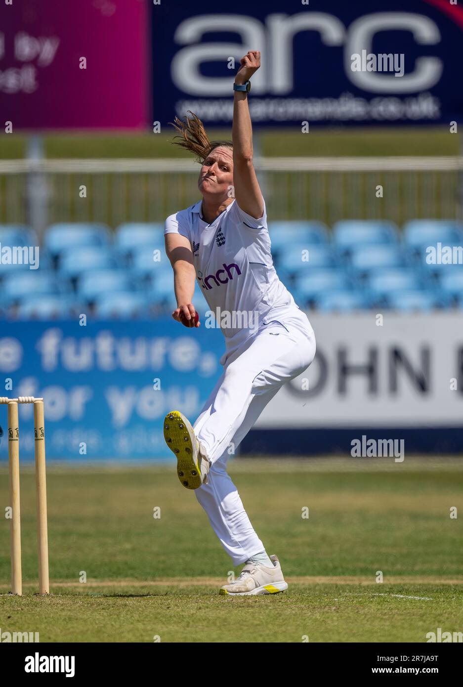 Lauren Filer Bowling pour l'Angleterre contre l'Australie A dans un match d'échauffement de 3 jours avant le match d'essai des femmes. Banque D'Images