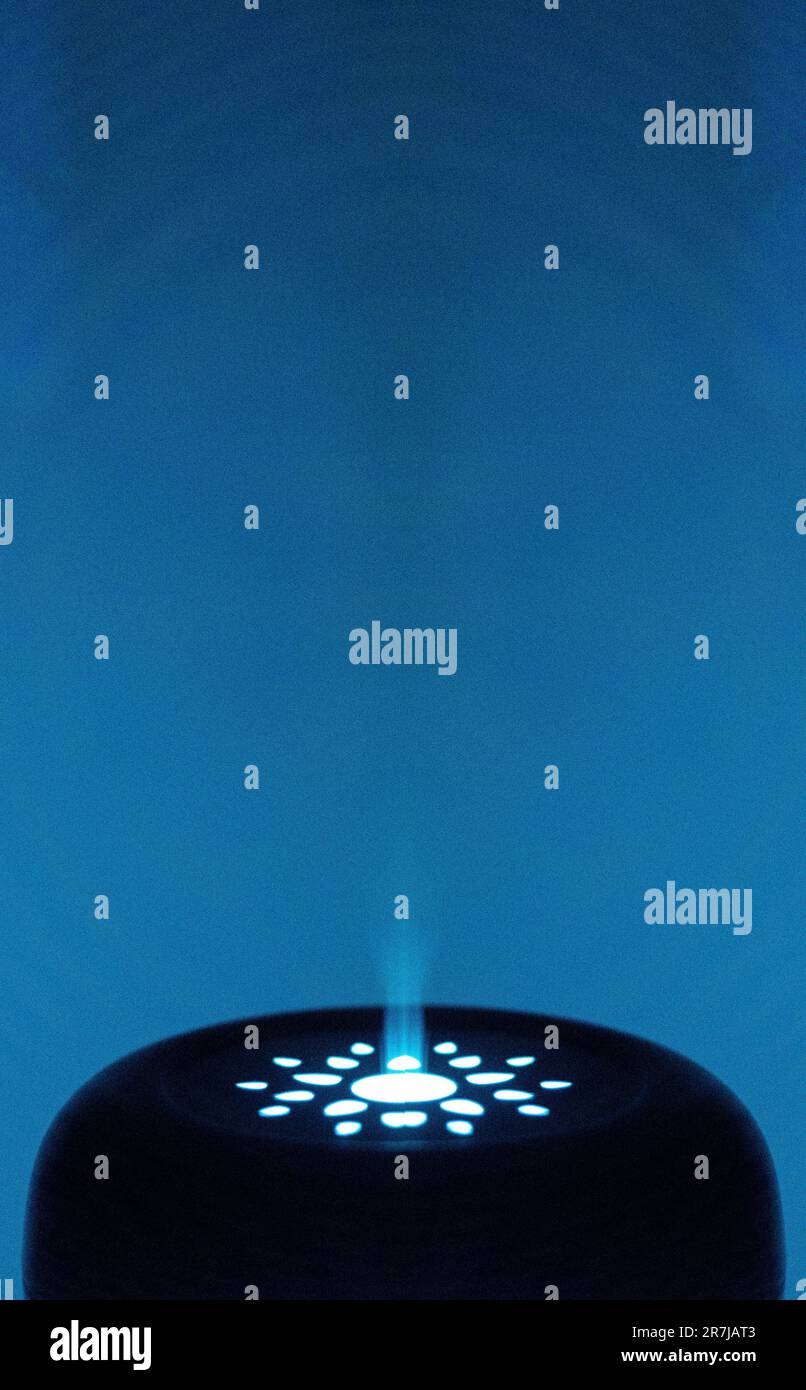 Un humidificateur d'air électronique diffuse de la vapeur parfumée dans l'air pour que les gens sentent et apprécient les parfums merveilleux de. Banque D'Images