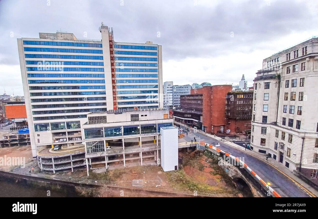 Vue depuis une tour de la ville qui surplombe le paysage urbain où les touristes et les voyageurs d'affaires se déplacent quotidiennement. Banque D'Images