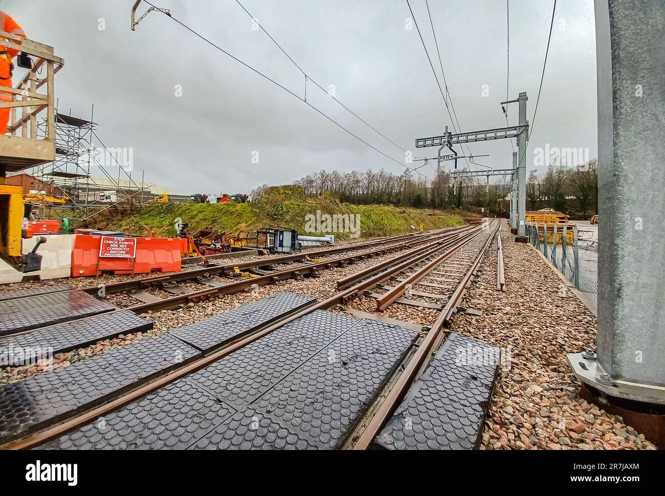 Un véhicule d'usine d'ingénierie utilisé pour voyager sur les voies de transport de voyageurs/marchandises donnant accès aux ingénieurs pour travailler sur l'infrastructure ferroviaire Banque D'Images