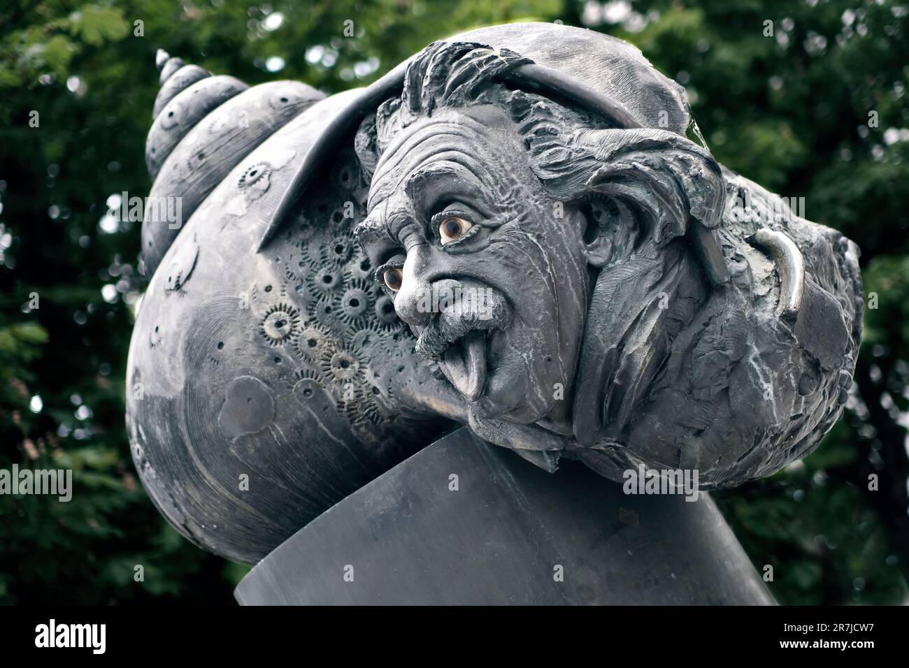 Ulm, Bade-wurtemberg, Allemagne - 16 juin 2023 : gros plan du monument-fontaine Albert Einstein à Ulm, lieu de naissance d'albert einsteins. Banque D'Images
