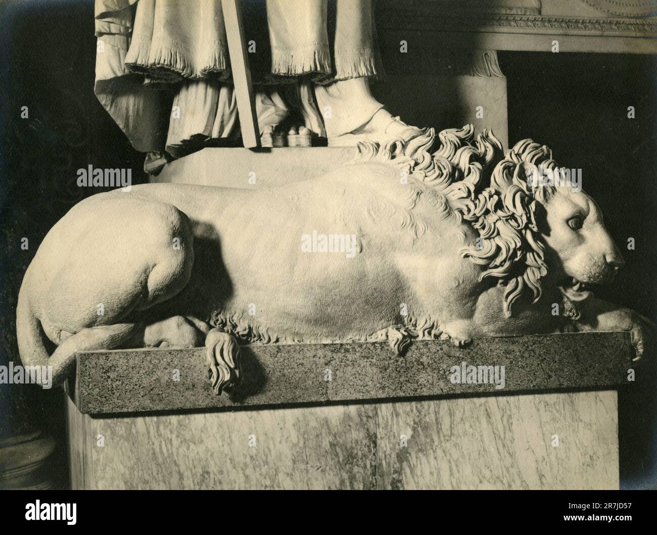 Le côté gauche du lion, détails du mémorial du Pape Clément XIII Rezzonico, œuvres de l'artiste italien Antonio Canova, St. Eglise Pierre, Vatican 1900s Banque D'Images