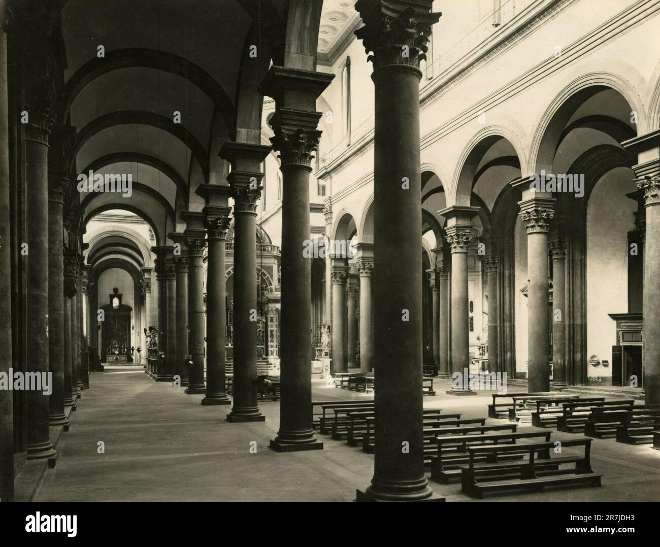 Vue intérieure de l'église du Saint-Esprit, par l'architecte italien Filippo Brunelleschi, Florence, Italie 1900s Banque D'Images