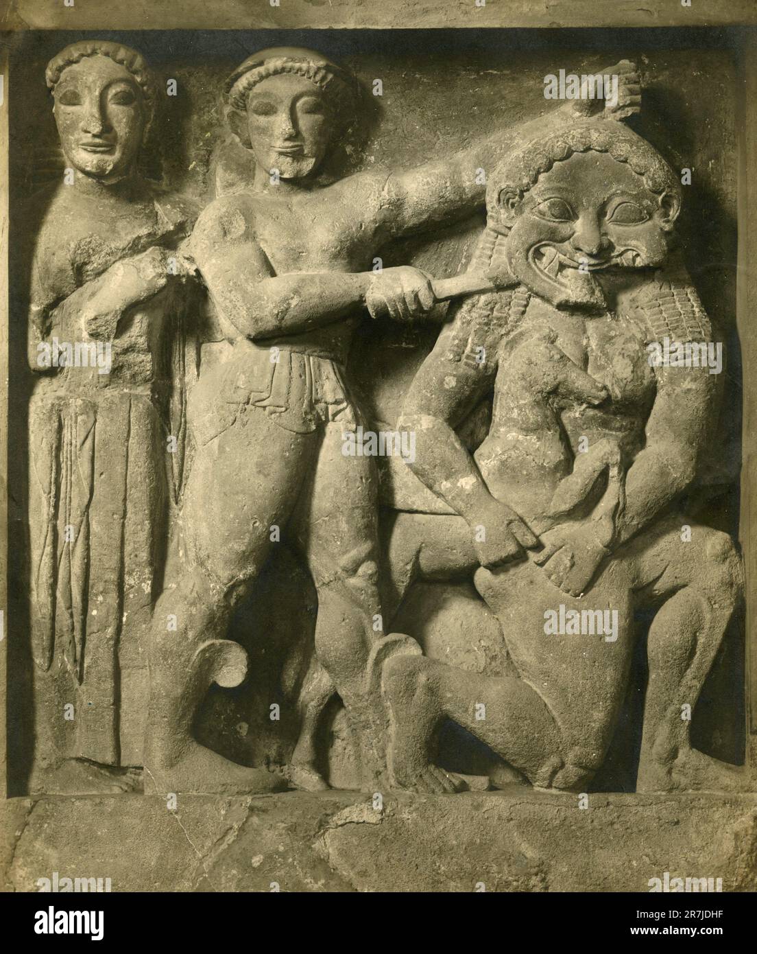 Perseus coupant la tête de Medusa avec Athena debout près, ancienne sculpture grecque Metope de Selinus, Museo Civico, Palerme, Italie 1900s Banque D'Images