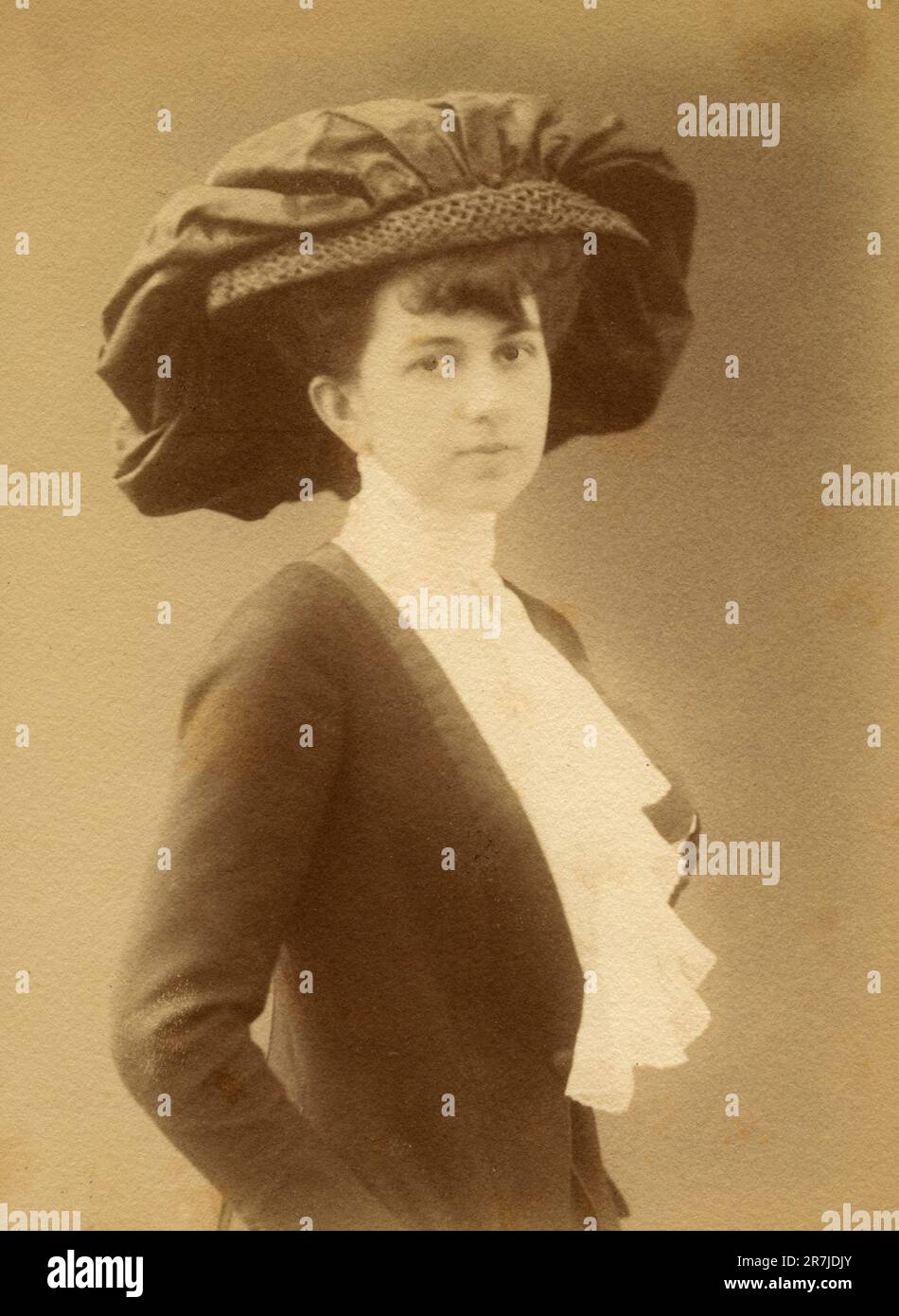 Femme chapeau 1900s Banque de photographies et d'images à haute résolution  - Alamy