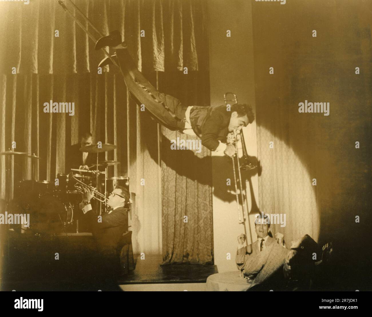 Joueur de trombone acrobatique dans le film Bop Girl Goes Calypso, USA 1957 Banque D'Images