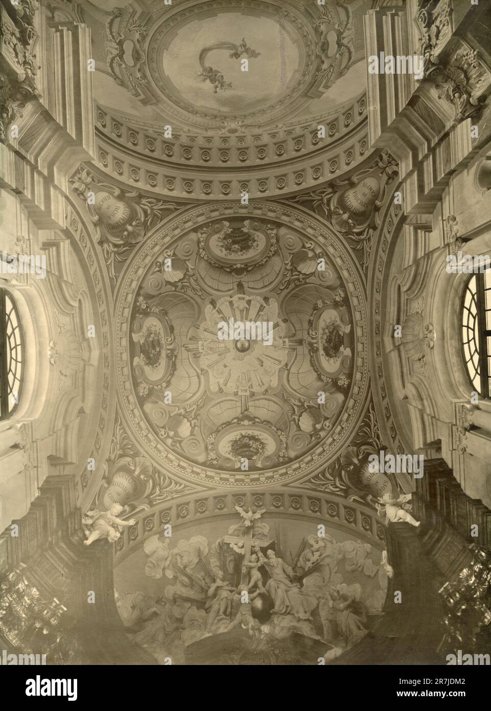 Ancien plafond de l'église baroc décoré de fresques avec stuc et inscriptions latines, 1900s Banque D'Images