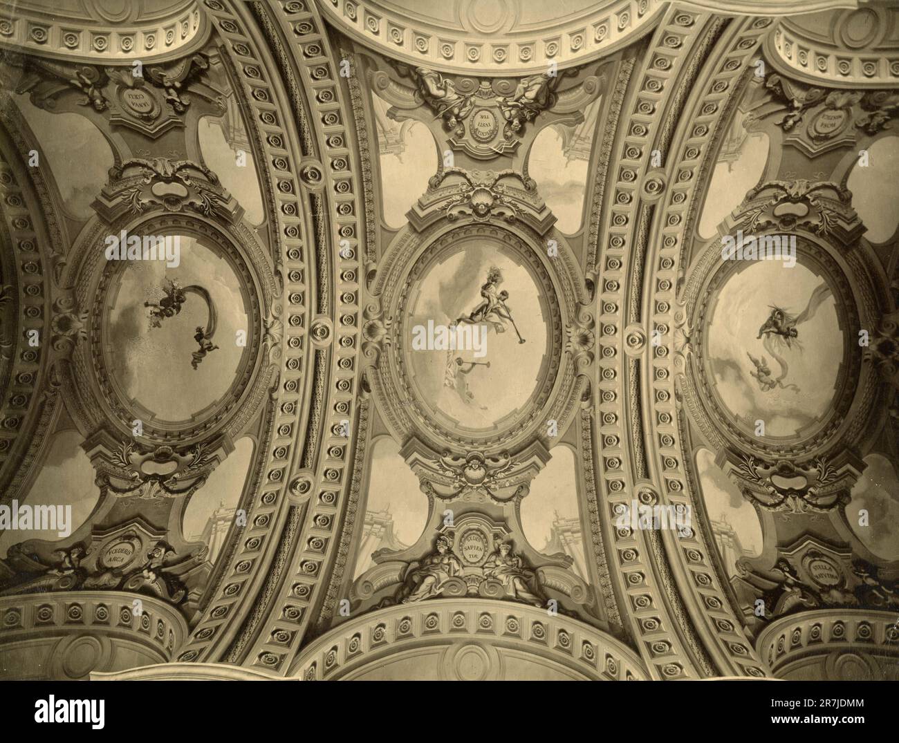 Ancien plafond de baroc décoré de fresques avec stuc, 1900s Banque D'Images